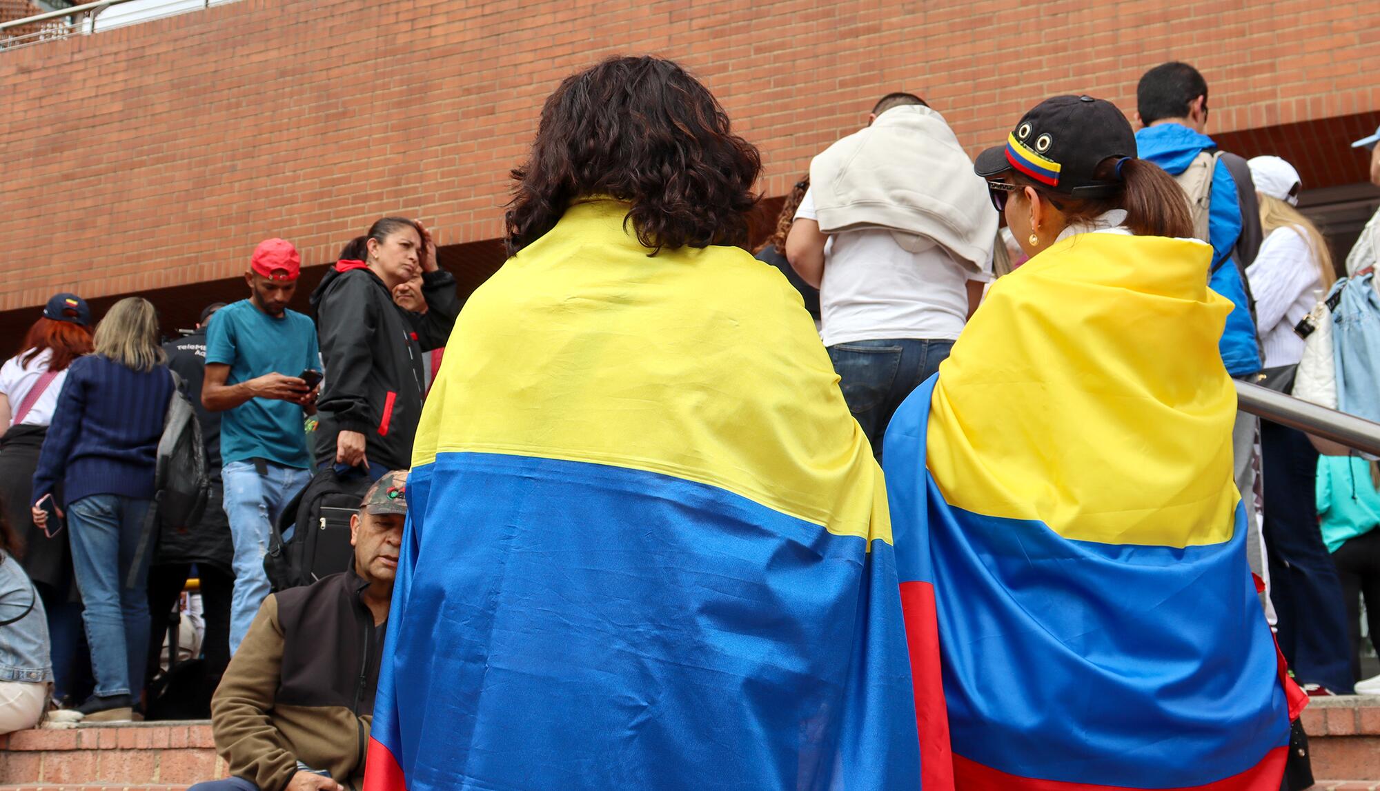 Al grito de “fuera Petro”, los simpatizantes de Uribe Turbay comenzaban a reunirse frente a la clínica Fundación Santa Fe.